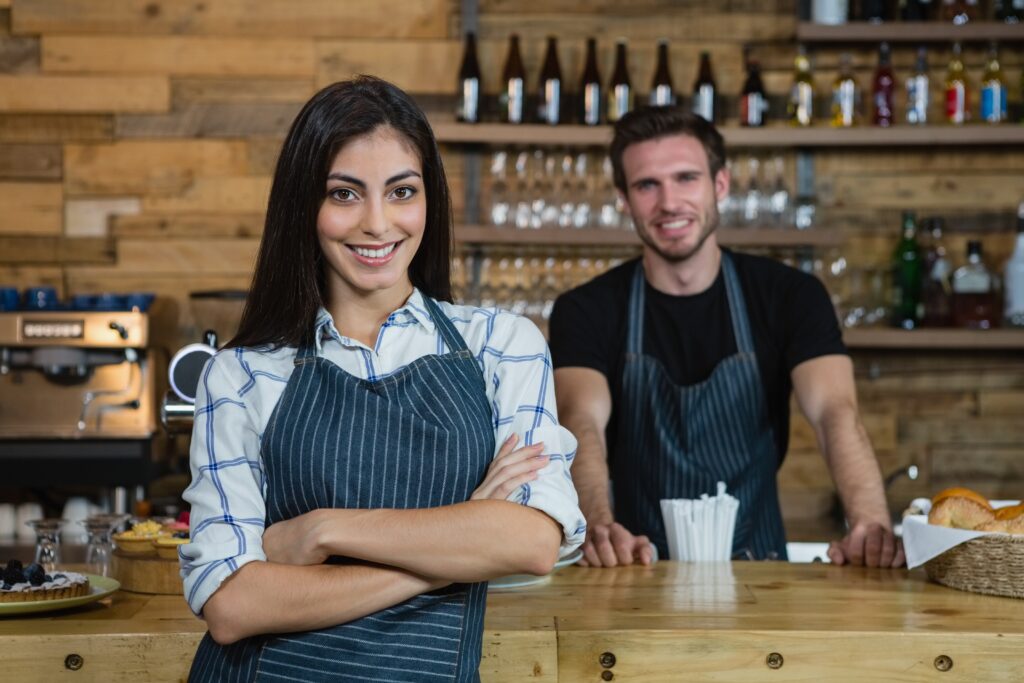 Coppia di camerieri sorridenti al locale