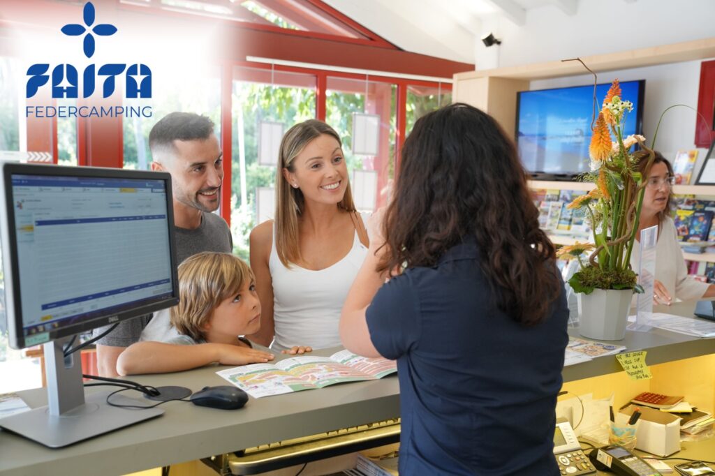 famiglia alla reception di una struttura ricettiva