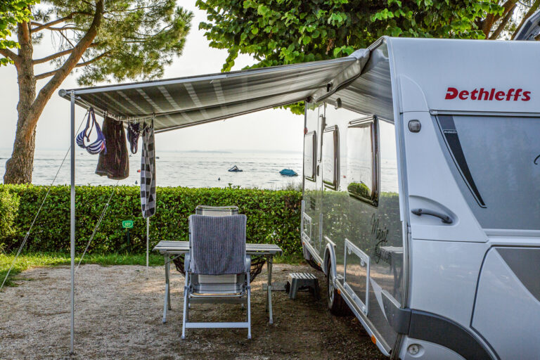 Vacanze 2026: il campeggio resta la scelta più intelligente per il budget familiare